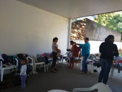 PROFISSIONAIS DA SAÚDE DO ESF- VILA ROSA REALIZAM PESAGEM E BAZAR SOLIDÁRIO.