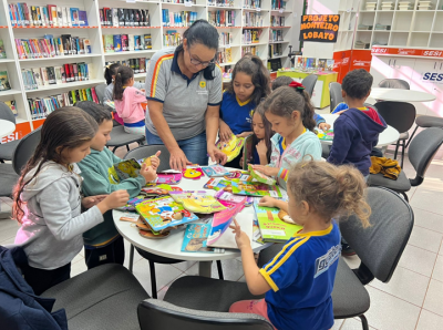 ALUNOS DA ESCOLA SALVADOR NOGUEIRA VISITAM BIBLIOTECA DO SESI EM COMEMORAÇÃO AO “DIA DO LIVRO”.