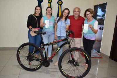 PREFEITURA DOA BICICLETA PARA PREMIAÇÃO DA 13ª CORRIDA FEMININA SOLIDÁRIA.  