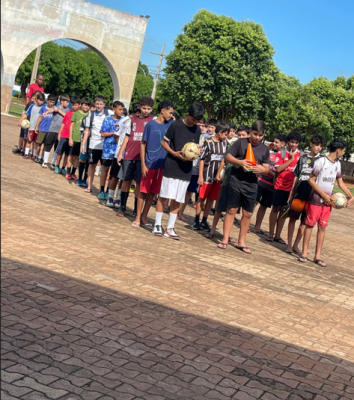 COORDENAÇÃO DO PROJETO BOM DE BOLA BOM NA ESCOLA REALIZA ATIVIDADE FÍSICA COM OS ALUNOS NA PRAÇA JOÃO FRANCISCO LOPES.