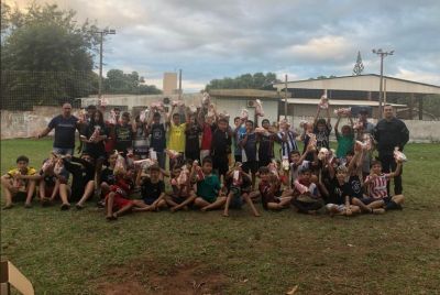 ALUNOS DO PROJETO “BOM DE BOLA BOM NA ESCOLA” RECEBEM CAIXAS DE CHOCOLATES DOADAS PELA ASSISTÊNCIA SOCIAL DE IGUATEMI.  