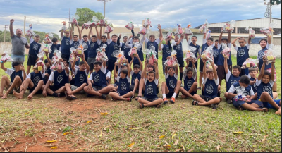 ALUNOS DO PROJETO BOM DE BOLA BOM NA ESCOLA DE IGUATEMI RECEBERAM CESTA DE PÁSCOA.