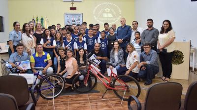 POLÍCIA MILITAR DE IGUATEMI ENTREGA CERTIFICADOS PARA ALUNOS DO PROJETO “BOM DE BOLA BOM NA ESCOLA”.