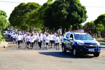 GRUPO DA MELHOR IDADE REALIZOU CAMINHADA NO DIA INTERNACIONAL DO IDOSO.