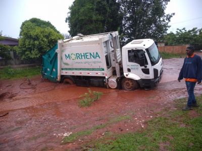 CAMINHÃO DE COLETA DE LIXO CAI EM TUBO DO SISTEMA DE DRENAGEM QUE SE ROMPEU.