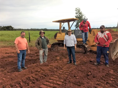 PREFEITO, SECRETÁRIO E VEREADORES VISTORIAM TRABALHOS NA ESTRADA RURAL DO “CAMPÃO.