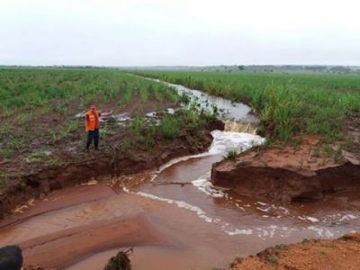 DEFESA CIVIL CONSTATA QUE ROMPIMENTO DA PONTE NA ENTRADA DO “AUXILIADORA” FOI DEVIDO À EROSÃO EM ÁREA DE CANAVIAIS.