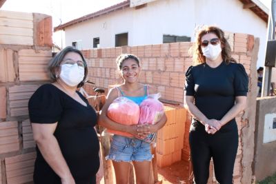 FAMÍLIAS DOS ALUNOS MATRICULADOS NO PROGRAMA “NOVO OLHAR” RECEBERAM COBERTORES.