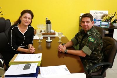 Comandante do 17º R.C. Mec. é recebido pela prefeita Patrícia.