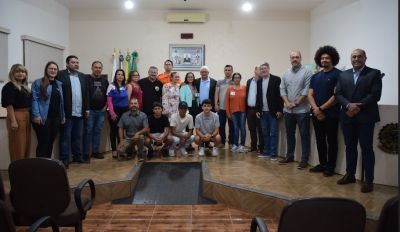 EM SOLENIDADE RALIZADA NA CÂMARA MUNICIPAL, NOVA DIRETORIA DO CONSELHO COMUNITÁRIO DE SEGURANÇA DE IGUATEMI TOMA POSSE.