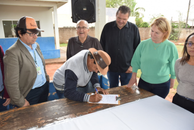 PREFEITURA DE IGUATEMI E CONAB ASSINAM CONTRATOS DE FORNECIMENTO DE PRODUTOS DA AGRICULTURA FAMILIAR.