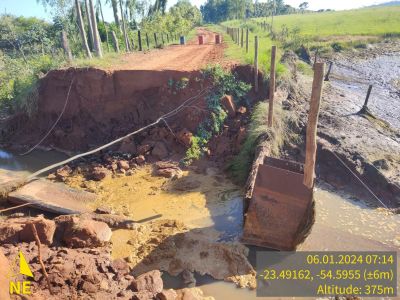 ROMPIMENTO DE LAGOA “CORTA” ESTRADA E INTERROMPE TRÁFEGO DE VEÍCULOS.