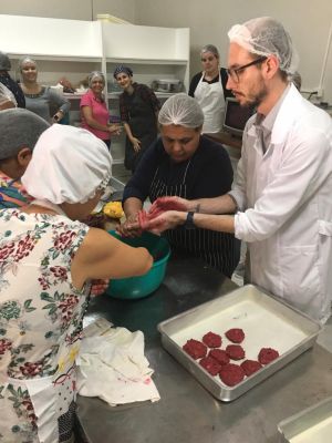 PROFISSIONAIS QUE ATUAM NA ÁREA ALIMENTAR PARTICIPAM DE CURSO NO PARANA.