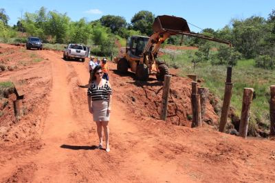 PREFEITA PATRÍCIA VISTORIA TRABALHOS DE RECUPERAÇÃO NA ÁREA RURAL.