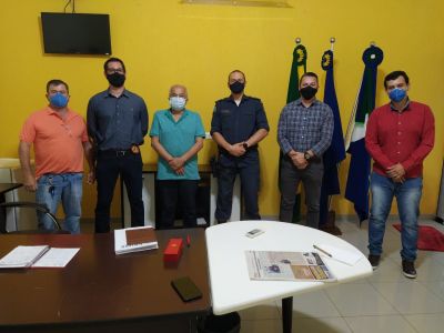 DELEGADO E COMANDANTE DA PM SÃO RECEBIDOS PELO PREFEITO DR. LÍDIO.