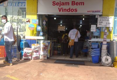 PREFEITURA REALIZOU AÇÃO PREVENTIVA CONTRA A DENGUE E AIDS, NOS COMÉRCIOS DE IGUATEMI.