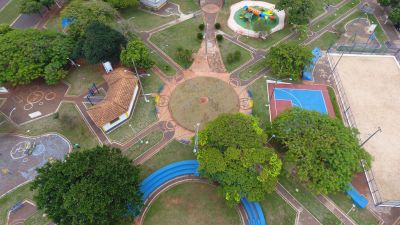 PRAÇA MARCÍLIO AUGUSTO PINTO ESTÁ DE VISUAL NOVO APÓS REFORMAS E ADEQUAÇÕES.