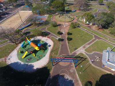 PRAÇA MARCÍLIO AUGUSTO PINTO QUE FOI TODA REFORMADA, RECEBEU LIMPEZA GERAL. 