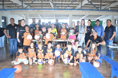 A COOPERATIVA SICREDI FAZ DOAÇÕES DE MATERIAIS ESPORTIVOS AO PROJETO BOM DE BOLA, BOM NA ESCOLA.