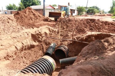 DRENAGEM E PAVIMENTAÇÃO NA VILA OPERÁRIA, OBRAS NO MUNICÍPIO NÃO PARAM. 