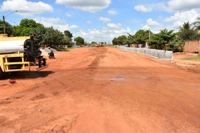 OBRAS DE PAVIMENTAÇÃO ASFÁLTICA E IMPLANTAÇÃO DE DRENAGEM ESTÃO EM ANDAMENTO NO BAIRRO VILA NOVA ESPERANÇA.
