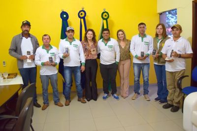 PREFEITA PATRÍCIA PARTICIPOU DE ENTREGA DE CELULARES PARA AGENTES DO CONTROLE DE ENDEMIAS.