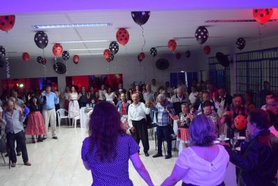 GRUPO DA MELHOR IDADE REVIVE “ANOS 60’ COM MUITO ESTILO E ANIMAÇÃO.   