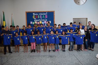 PREFEITURA DE IGUATEMI ENTREGA MAIS DE 1900 UNIFORMES PARA ALUNOS DA REDE MUNICIPAL DE ENSINO DA ÁREA URBANA E RURAL.