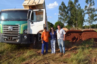 Prefeitura está aterrando terreno da sede do Sindimig.