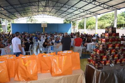 CAFÉ DA MANHÃ ESPECIAL ENCERRA AS ATIVIDADES DOS PROGRAMAS SOCIAIS MANTIDOS PELA PREFEITURA DE IGUATEMI EM 2025, COM DISTRIBUIÇÃO DE CESTAS DE NATAL.