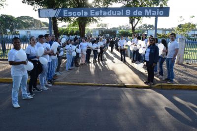 ESTUDANTES SÃO RECEBIDOS COM BALÕES E LOUVORES EM SÍMBOLO DE PAZ NAS ESCOLAS.