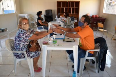 FAMÍLIAS DO CADASTRO ÚNICO REALIZAM RECADASTRAMENTO DA TARIFA SOCIAL DE ENERGIA E RECEBEM LÂMPADAS DE LED.  