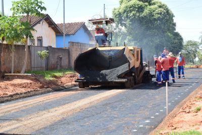 COM OBRAS EM TODOS OS CANTOS, RUAS DO BAIRRO JARDIM DOS EUCALIPTOS II COMEÇAM A RECEBER ASFALTO.