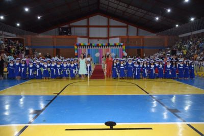 EM BELÍSSIMA CERIMÔNIA, SECRETARIA DE EDUCAÇÃO REALIZA FORMATURA DOS ALUNOS DO PRÉ-II, DA EDUCAÇÃO INFANTIL.