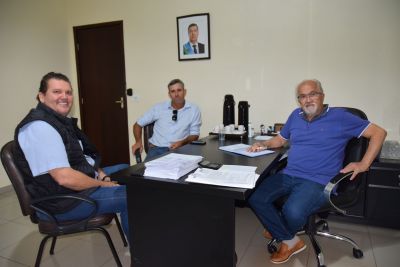 PREFEITO SE REÚNE COM PRESIDENTE DA CÂMARA E PRESIDENTE DO CLUBE DE LAÇO ESTRELA DE IGUATEMI.