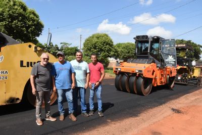 PREFEITO LÍDIO LEDESMA VISITA OBRAS DE PAVIMENTAÇÃO ASFÁLTICA EM ANDAMENTO NO BAIRRO VILA NOVA ESPERANÇA.