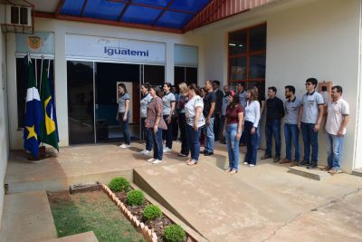 SERVIDORES DO PAÇO MUNICIPAL PARTICIPAM DE ATO CÍVICO.