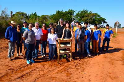 Alunos realizam plantio de mudas de ipês na ciclovia da Avenida Francisco Fernandes Filho.