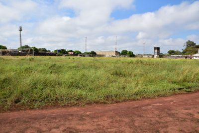HÁ UM ANO SEM RECEBER PARTIDAS, ESTÁDIO DE FUTEBOL RECEBE RESTAURAÇÃO.