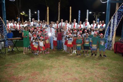 PÚBLICO LOTOU A PRAÇA CENTRAL PARA PRESTIGIAR AS BELAS APRESENTAÇÕES DO 7º SARAU DE NATAL. Fonte- Kidão