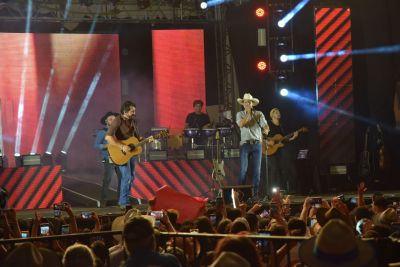 SHOW NACIONAL DA DUPLA JADS & JADSON E RODEIO ABRIRAM AS COMEMORAÇÕES DOS 59 ANOS DE IGUATEMI.