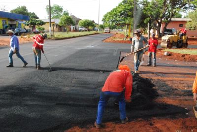 COM RECURSOS PRÓPRIOS, PREFEITURA DE IGUATEMI LEVA ASFALTO PARA 10 RUAS DA VILA OPERÁRIA.