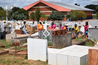 PREFEITURA REALIZA MUTIRÃO DE LIMPEZA NO CEMITÉRIO MUNICIPAL.