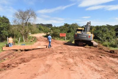 A PREFEITURA DE IGUATEMI ESTÁ REFORMANDO A PONTE SOBRE O CÓRREGO PANDUÍ.