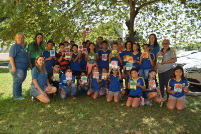 ALUNOS DA ESCOLA TANCREDO NEVES PARTICIPAM DE PROJETO-UM POEMA EM CADA ÁRVORE.