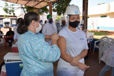 FUNCIONÁRIOS DA AGROINDUSTRIAL IGUATEMI RECEBEM PRIMEIRA DOSE DA VACINA CONTRA COVID-19.