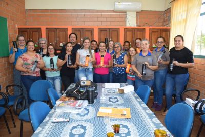 PREFEITURA PRESENTEIA PROFISSIONAIS DA REDE MUNICIPAL DE ENSINO EM COMEMORAÇÃO AO DIA DO PROFESSOR.