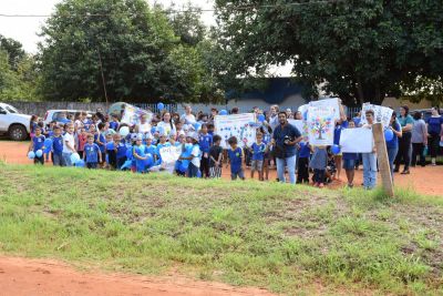 ALUNOS E DIREÇÃO DA ESCOLA CEMUR PARTICIPAM DE PASSEATA PARA CONSCIENTIZAÇÃO DO AUTISMO.
