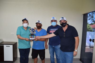 DIRETOR DE ESPORTES ENTREGA TROFÉU DE PARTICIPAÇÃO NA COPA ASSOMASUL, AO DR. LÍDIO. 