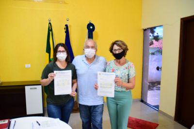 PREFEITO DR LÍDIO RECEBE REQUERIMENTOS DAS VEREADORAS MÍRIAM E ROSI.